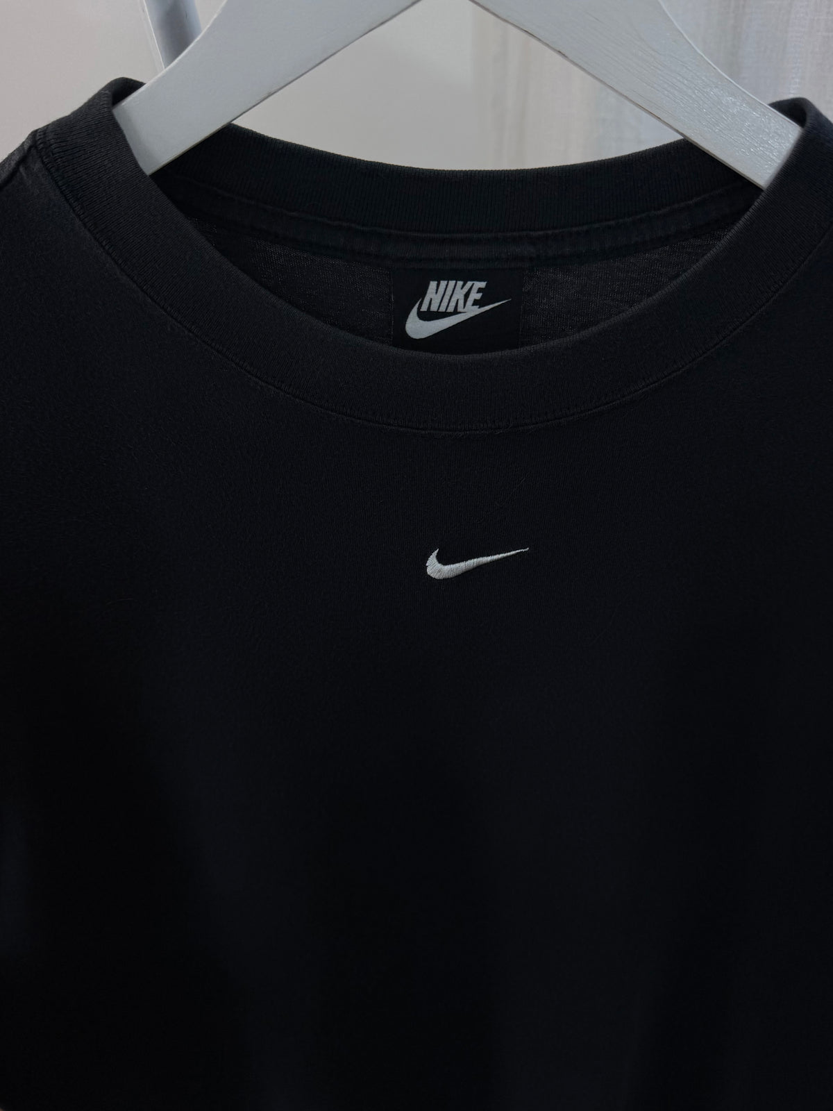 Nike mid swoosh black tee