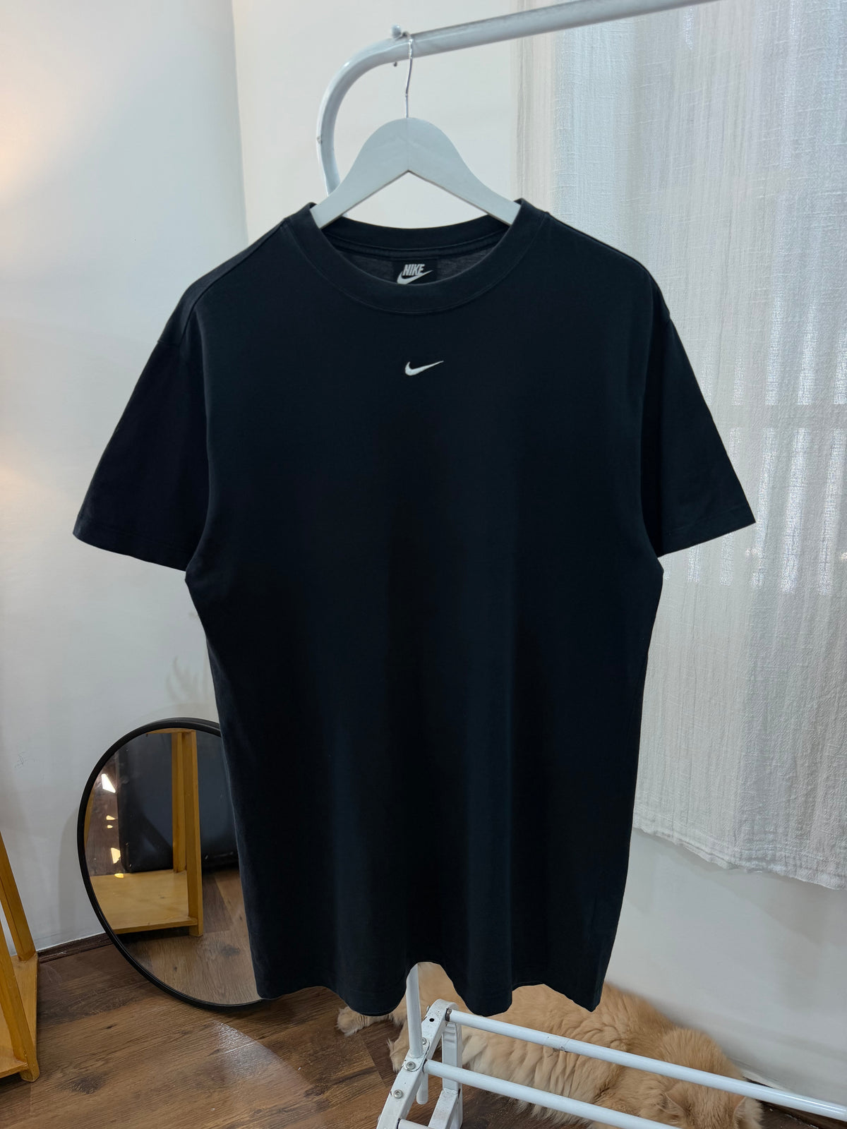 Nike mid swoosh black tee